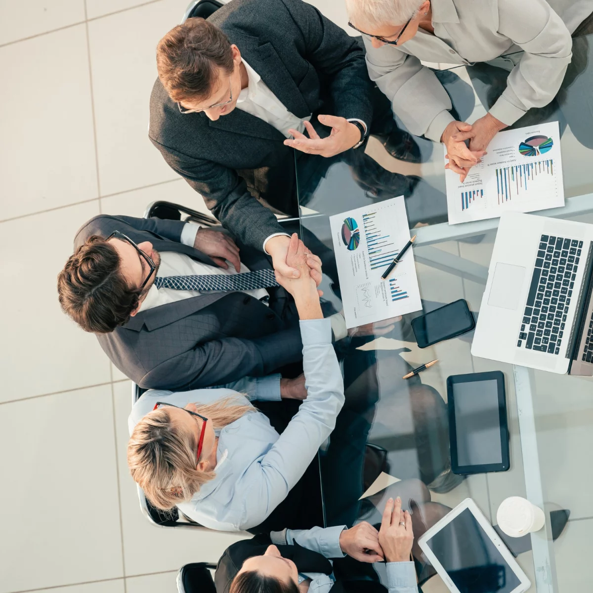 Domki nad Bałtykiem: 10 miejsc z prywatną plażą i widokiem na morze — ceny, dojazd i kiedy jechać, by uniknąć tłumów.