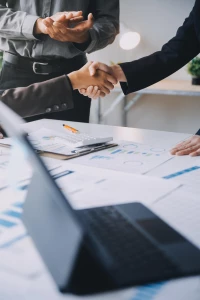 Domki nad Bałtykiem: 10 miejsc z prywatną plażą i widokiem na morze — ceny, dojazd i kiedy jechać, by uniknąć tłumów.